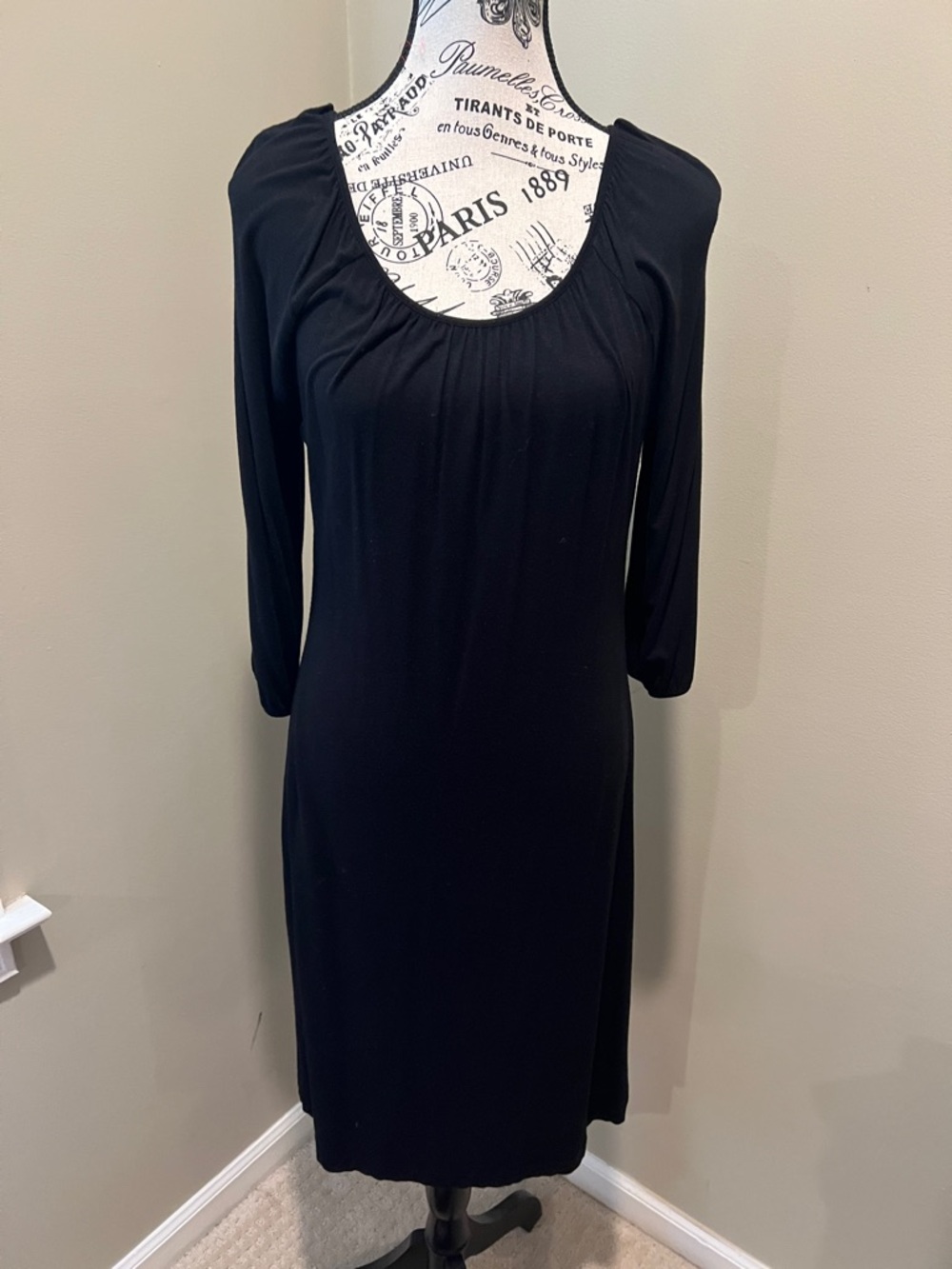 Neiman Marcus Black Scoop-Neck Midi Dress with Three-Quarter Sleeves - Picture 3 of 7